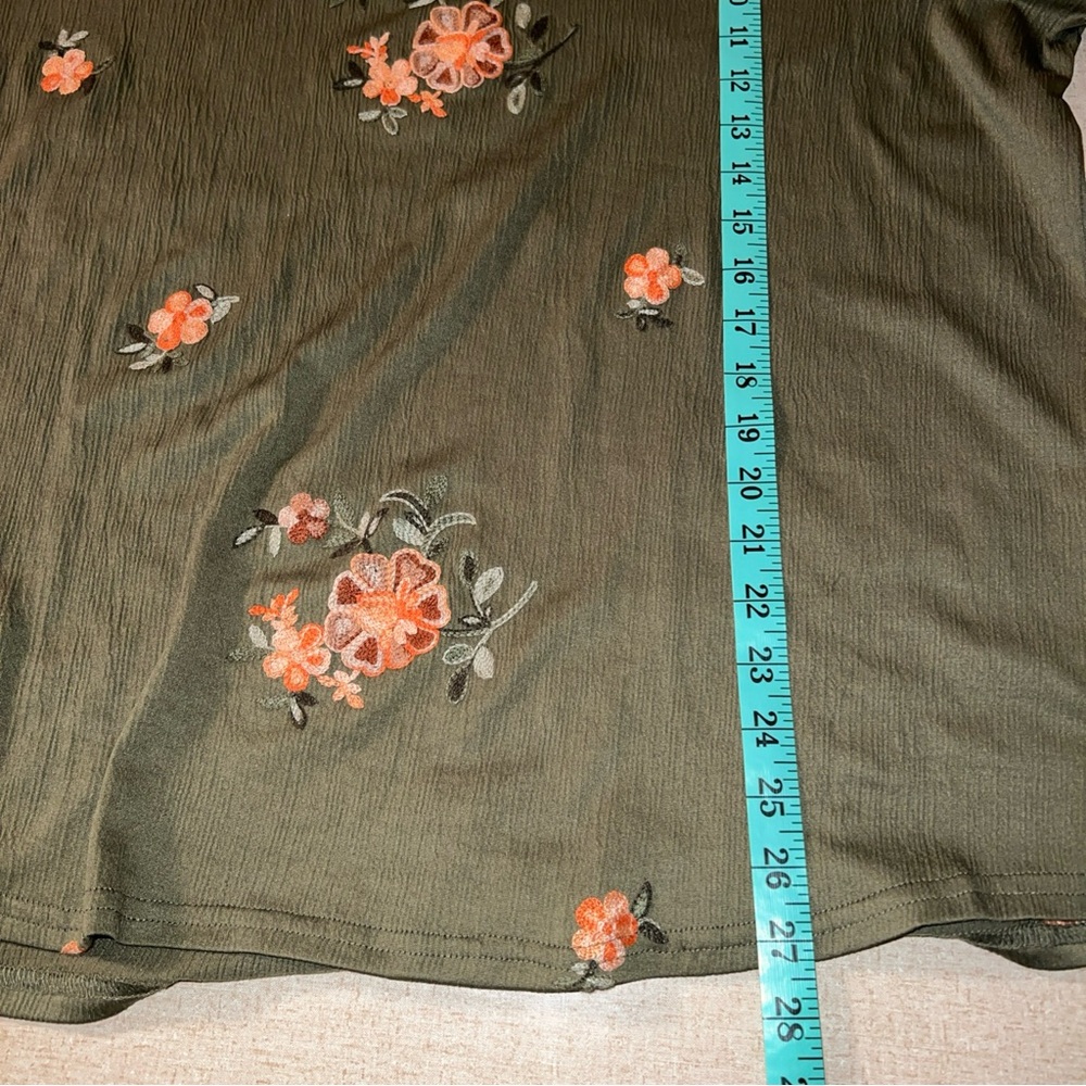 Auneleige Women’s Sz 3X Green Top Embroidered Floral Crinkle Stretch 3/4 Sleeve - Picture 7 of 7